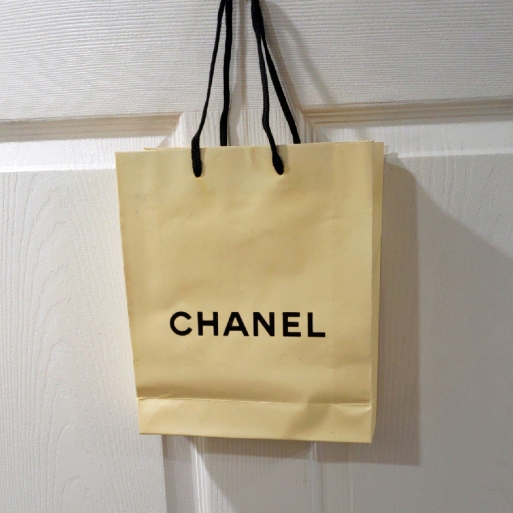 CHANEL White Paper Gift Shopping Bag, Luxury Women - Sized 8.25x10x2.75-inch #1